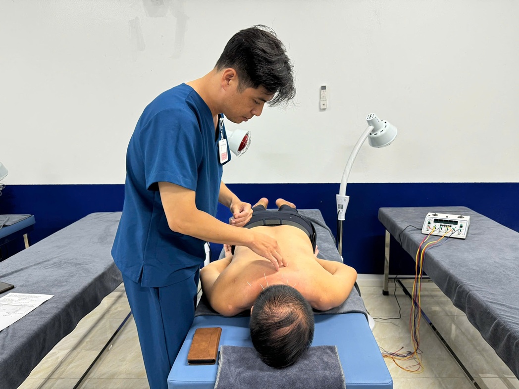 Châm cứu bấm huyệt Phúc Nhật Vượng